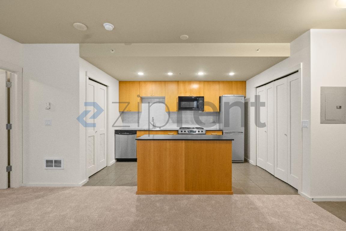 Building Photo - 81 Clay St