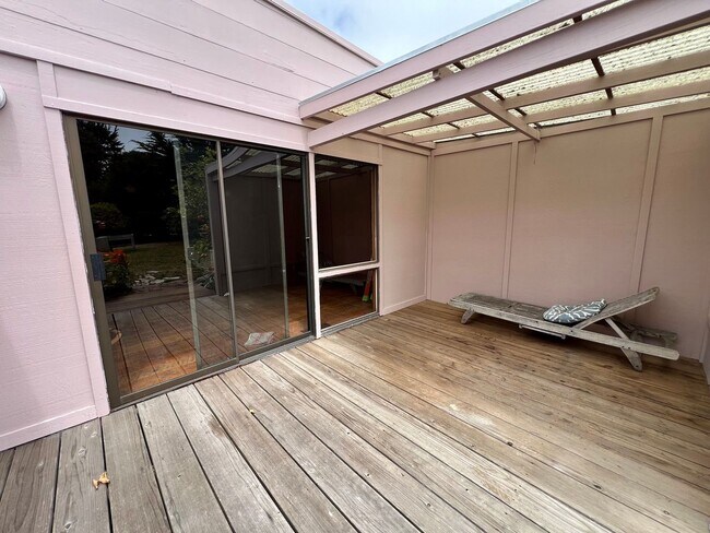 Building Photo - Large 4 bedroom 3 bathroom home in Pacific...