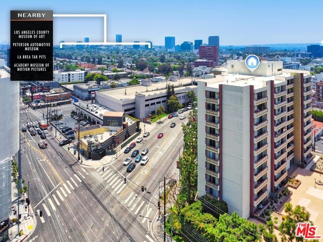 Building Photo - 321 S San Vicente Blvd