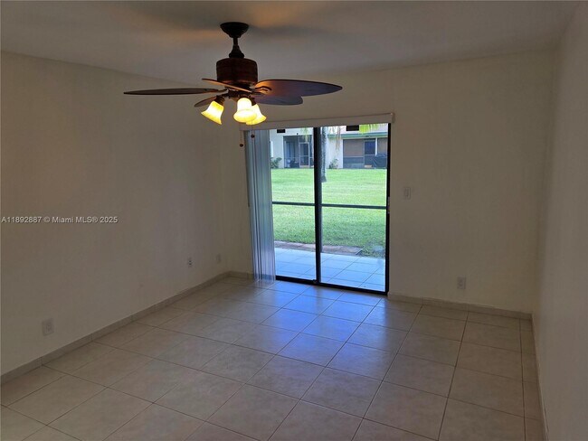 Building Photo - 460 Lakeview Dr