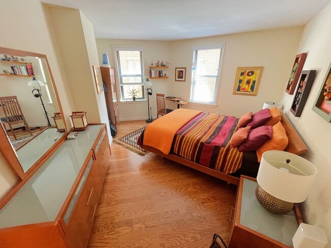 Building Photo - Luxurious living in Penn Quarter