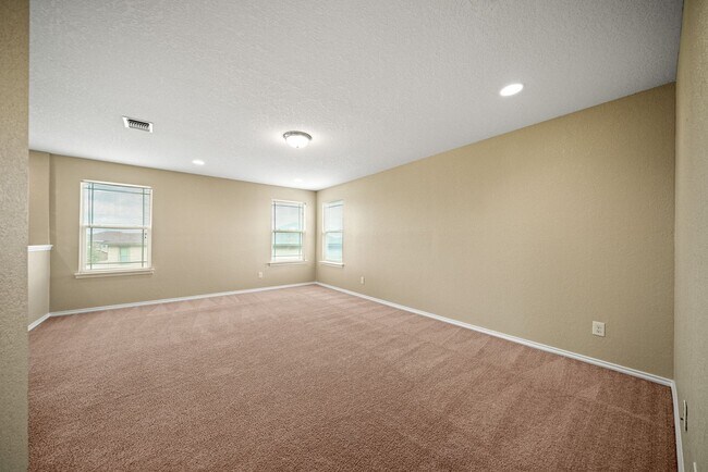 Building Photo - 4 Bedroom/2.5 Bath Mustang Valley Subdivision