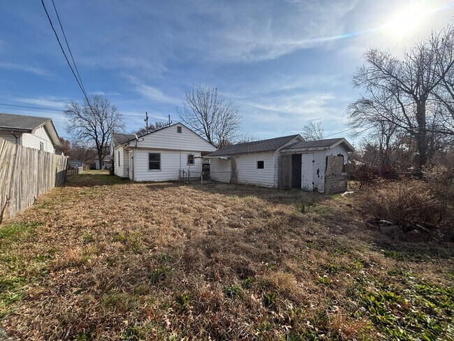 Building Photo - Large 2 Bedroom Home with a Garage