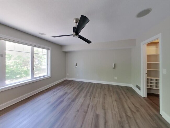 Building Photo - 5585 Rosewood Ln