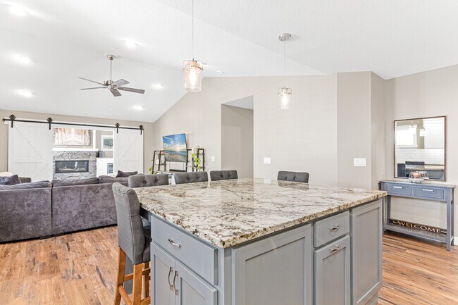 Building Photo - 898 Brentwood Cir