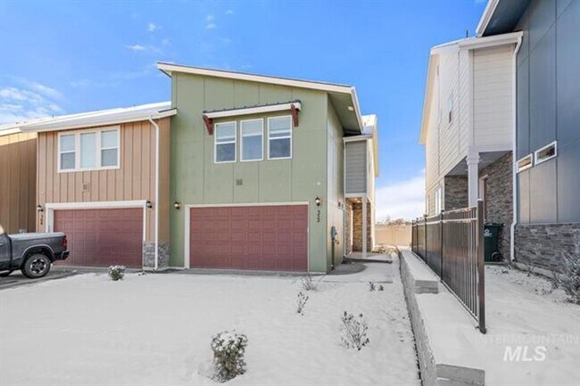 Building Photo - Adorable Townhome in South Meridian