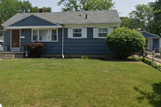 Building Photo - Cute 3 Bedroom, 1.5 Bath, with basement lo...