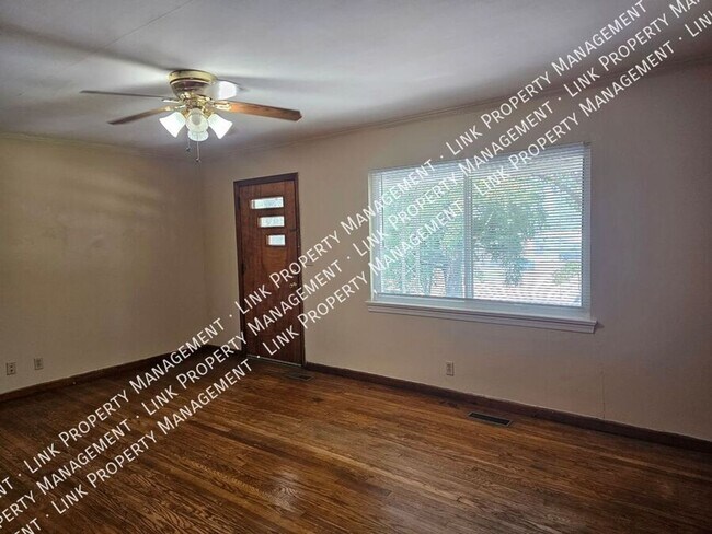 Building Photo - Don't Miss this Charming 2 bedroom with Ga...
