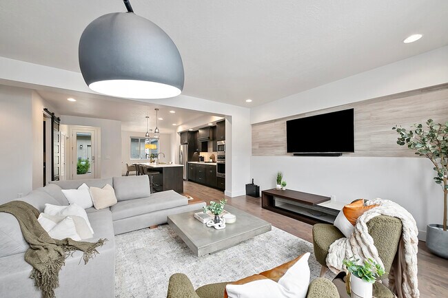 Building Photo - 3714 E Parkcenter Blvd