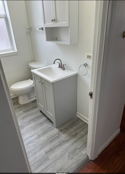 Main Bathroom - 4308 W Lexington St