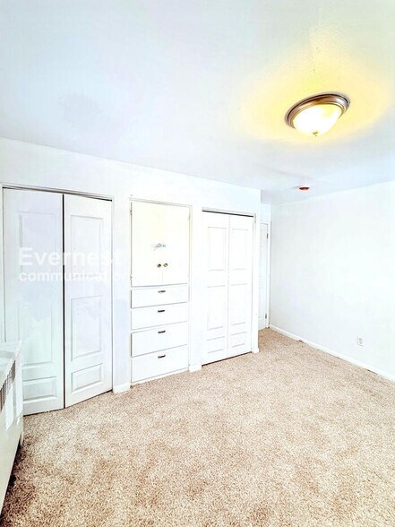 Building Photo - 15601 Schoolcraft Rd