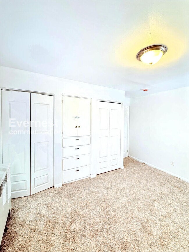 Building Photo - 15601 Schoolcraft Rd