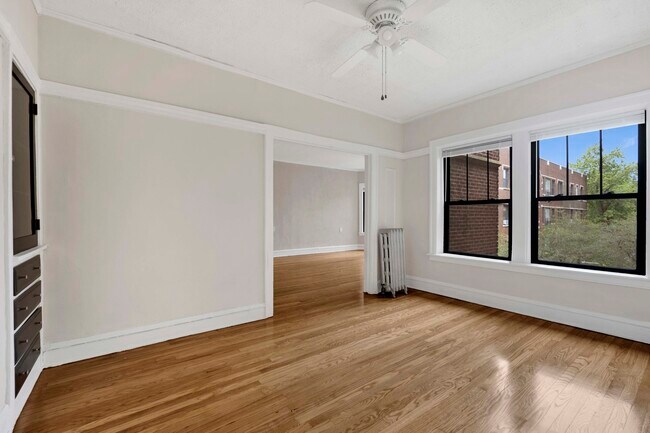 Building Photo - 1235 W Greenleaf Ave