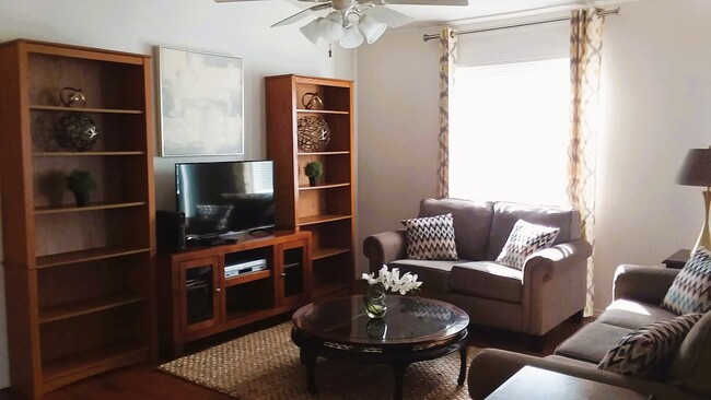 Building Photo - 1645 Hickory Grove Ln