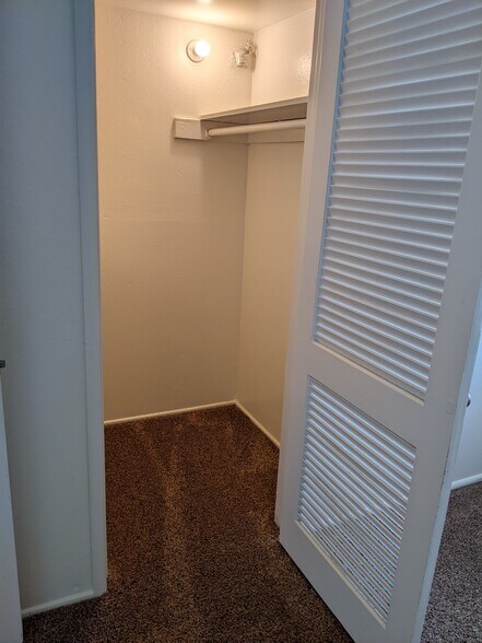 Walk-in Closet 1 - 3334 N Fruit Ave