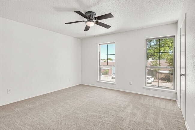 Building Photo - 2022 Lakewood Ct