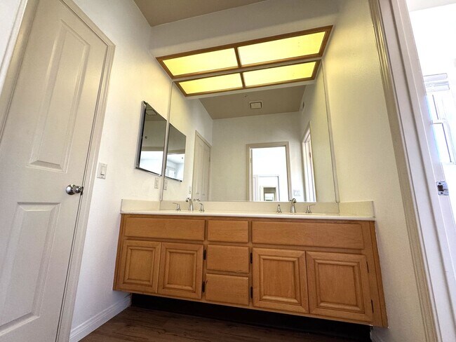 Building Photo - Beautiful 3Bd/2.5Ba Spacious Home in Tustin!