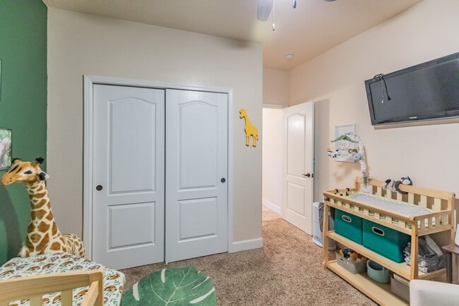 Building Photo - 4 Bedroom 2 bath Beautiful Home