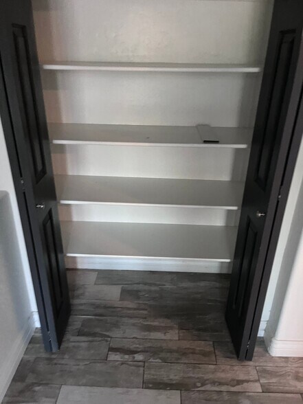 Building Photo - 221 E Arabian Dr