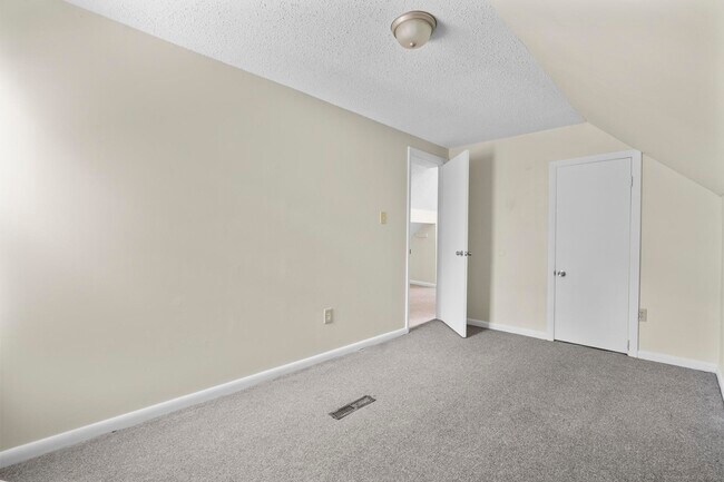 Building Photo - 45 Kossuth St
