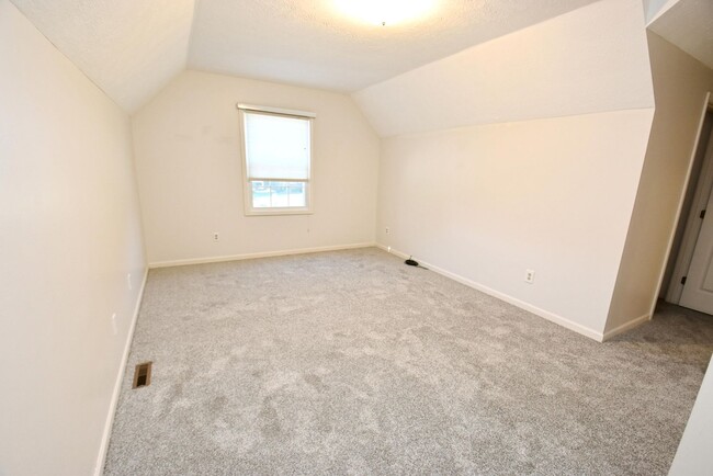 Building Photo - Large executive home in Granger IN