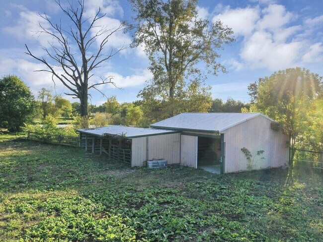 Building Photo - Your country retreat awaits!
