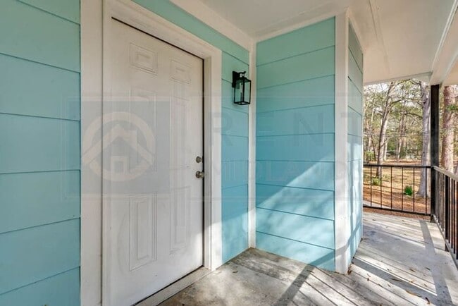 Building Photo - Newly Renovated 2 Bedroom Apartments Near I-26 and Costco!