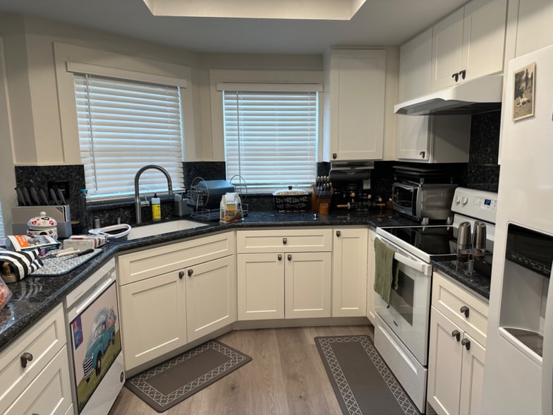 Shared kitchen - 1191 San Antonio Dr