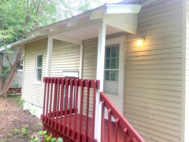 Building Photo - Charming 2-Bedroom Home Available