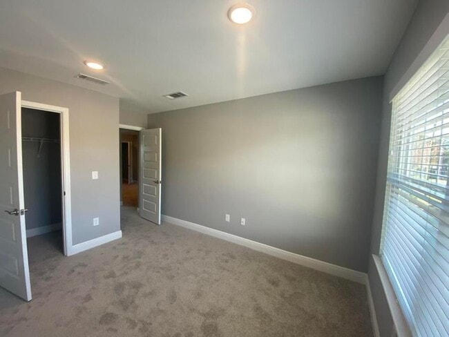 Building Photo - 977 Skylark Rd