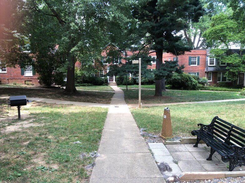 Primary Photo - 2011 Key Blvd