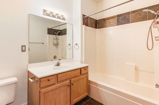 Building Photo - Bright first-floor Pinebrook Pointe condo