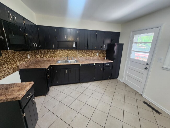Building Photo - Beautiful 3 bedroom 1 bath with attached g...
