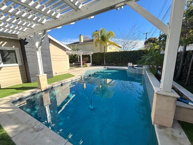 Building Photo - 3 Bedroom pool home available in exclusive Rossmoor neighborhood