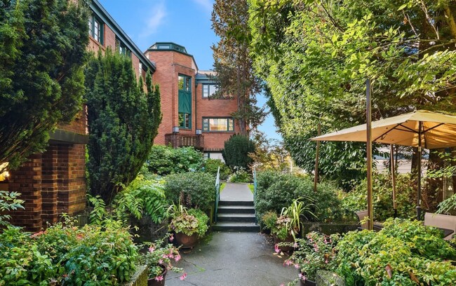 Building Photo - Charming 1 bed condo in desired Eastlake! ...