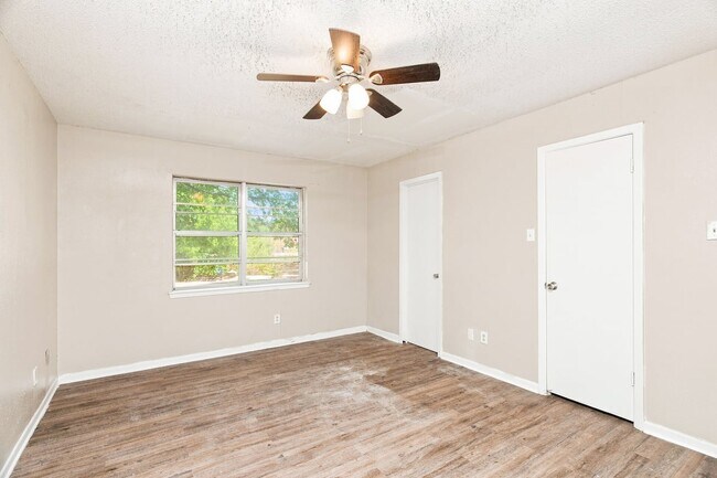 Building Photo - 2312 Hunt Dr