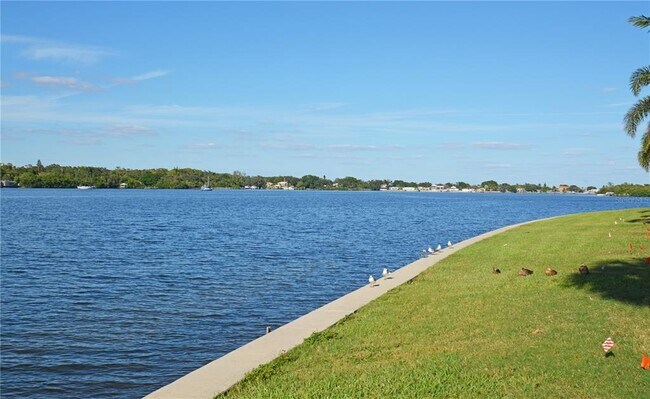 Building Photo - 204 Pompano Dr SE
