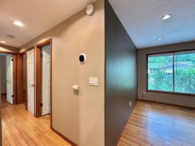 Building Photo - Tranquil Environment: 3 Bed, 1 Bath House