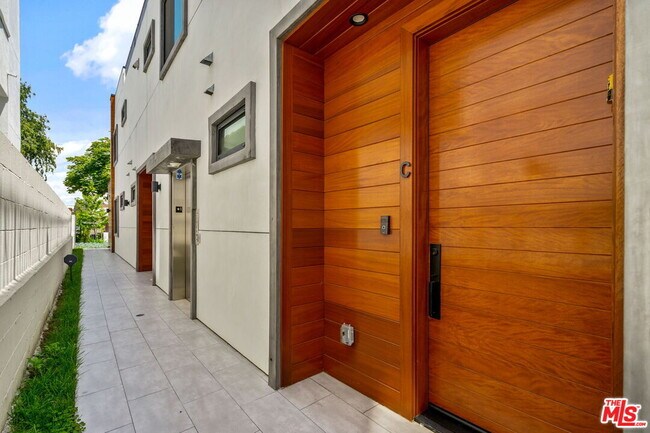 Building Photo - 621 Huntley Dr