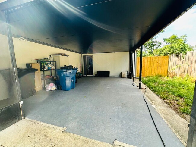 Building Photo - Spacious 6-Bedroom Rental in Spanish Point...