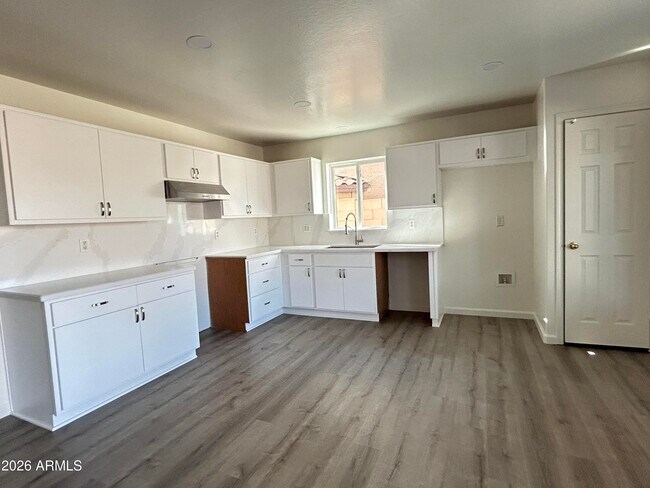 Building Photo - 10542 W Alvarado Rd