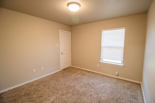 Building Photo - "Spacious 3-Bedroom Duplex -Your Perfect H...