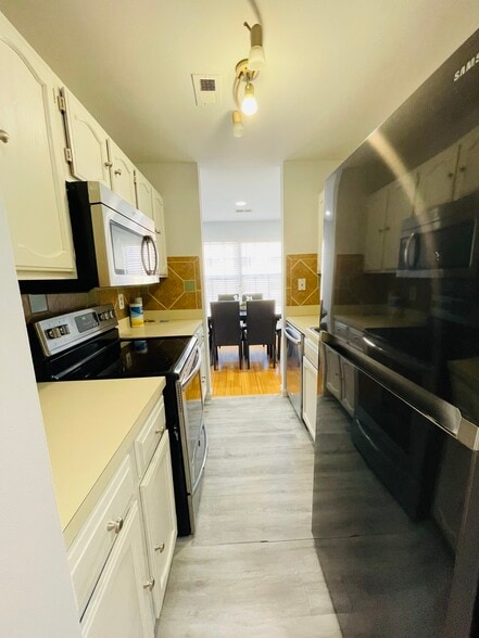 kitchen from hallway - 6423 Richmond Hwy