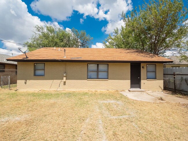 Building Photo - 3 bedroom 1.5 bathroom home