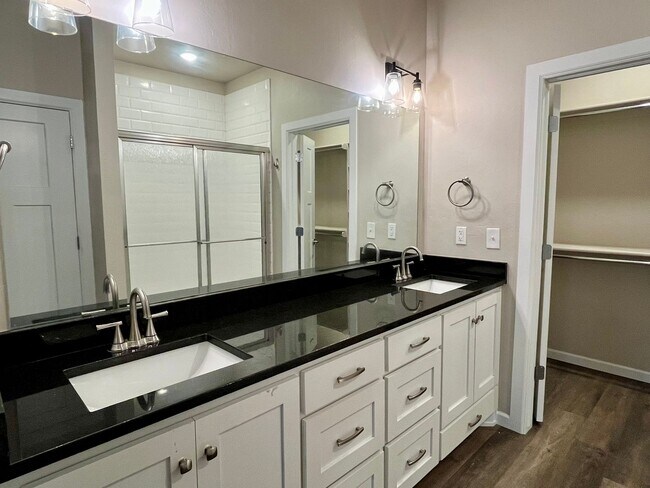 Building Photo - Beautiful 2 Bed 2 Bath!
