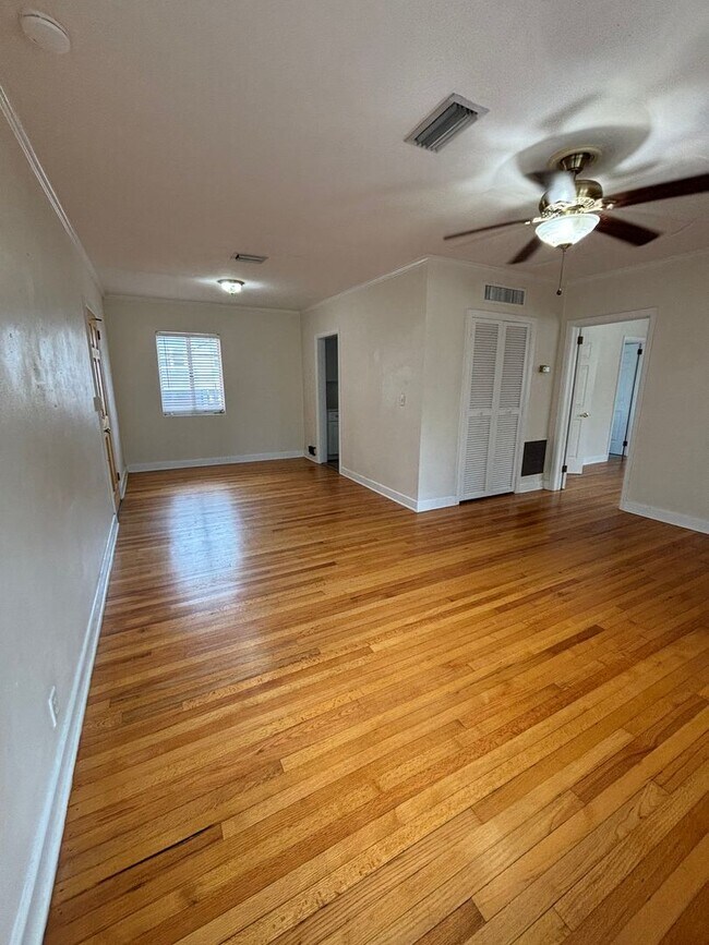 Building Photo - R1026 University Heights