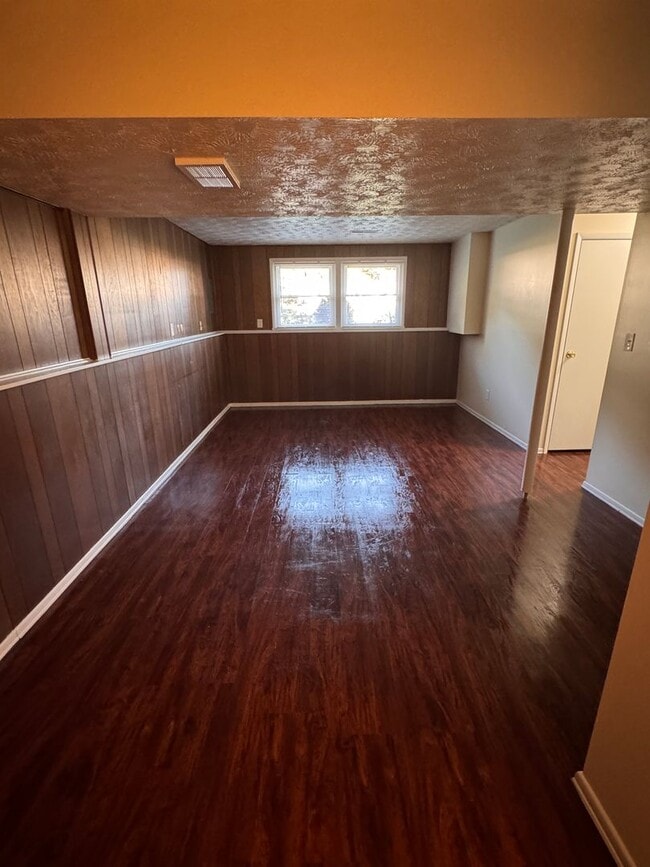 Building Photo - 3 Bedroom House