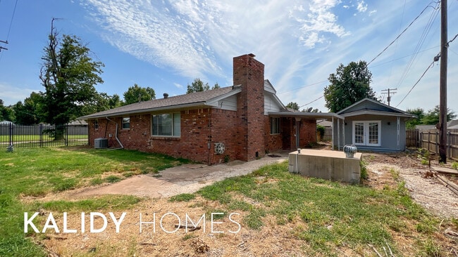 Building Photo - 702 Amity Ln