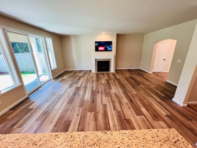 Building Photo - Stunning 5 bedroom W/Bed & Full Bath on Main Floor