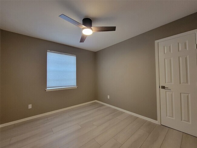 Building Photo - 4724 Laurel Ln